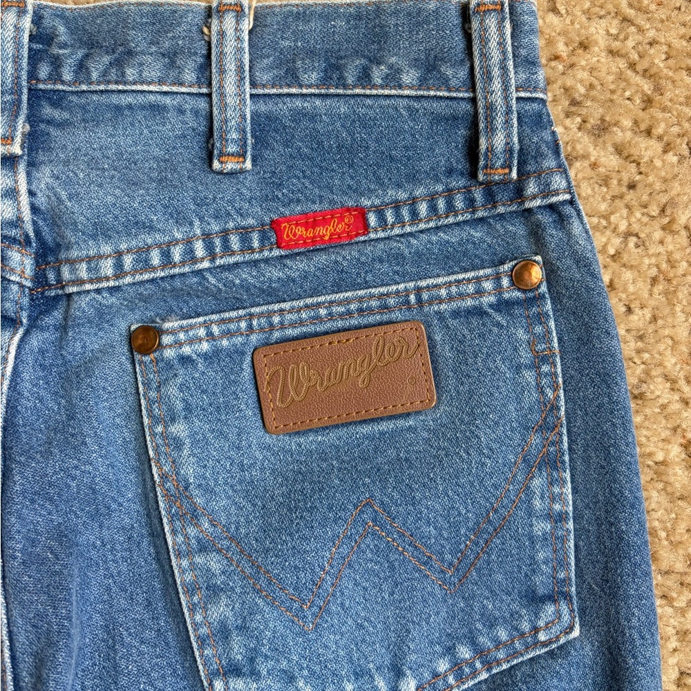Vintage Wrangler Classic Straight-Leg Jeans in Medium Blue